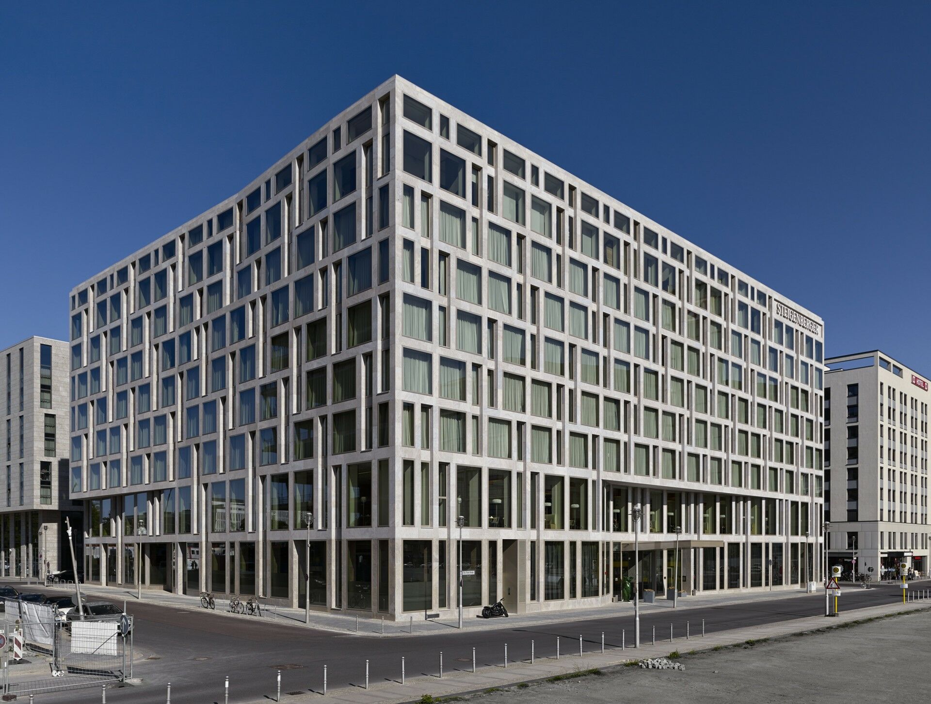 Steigenberger Hotel Am Kanzleramt Berlin Exterior photo The photo shows a modern building characterized by its geometric design and large glass windows. The structure has a clean and contemporary appearance with a distinctive facade composed of a grid pattern, featuring concrete or metal elements. The bui